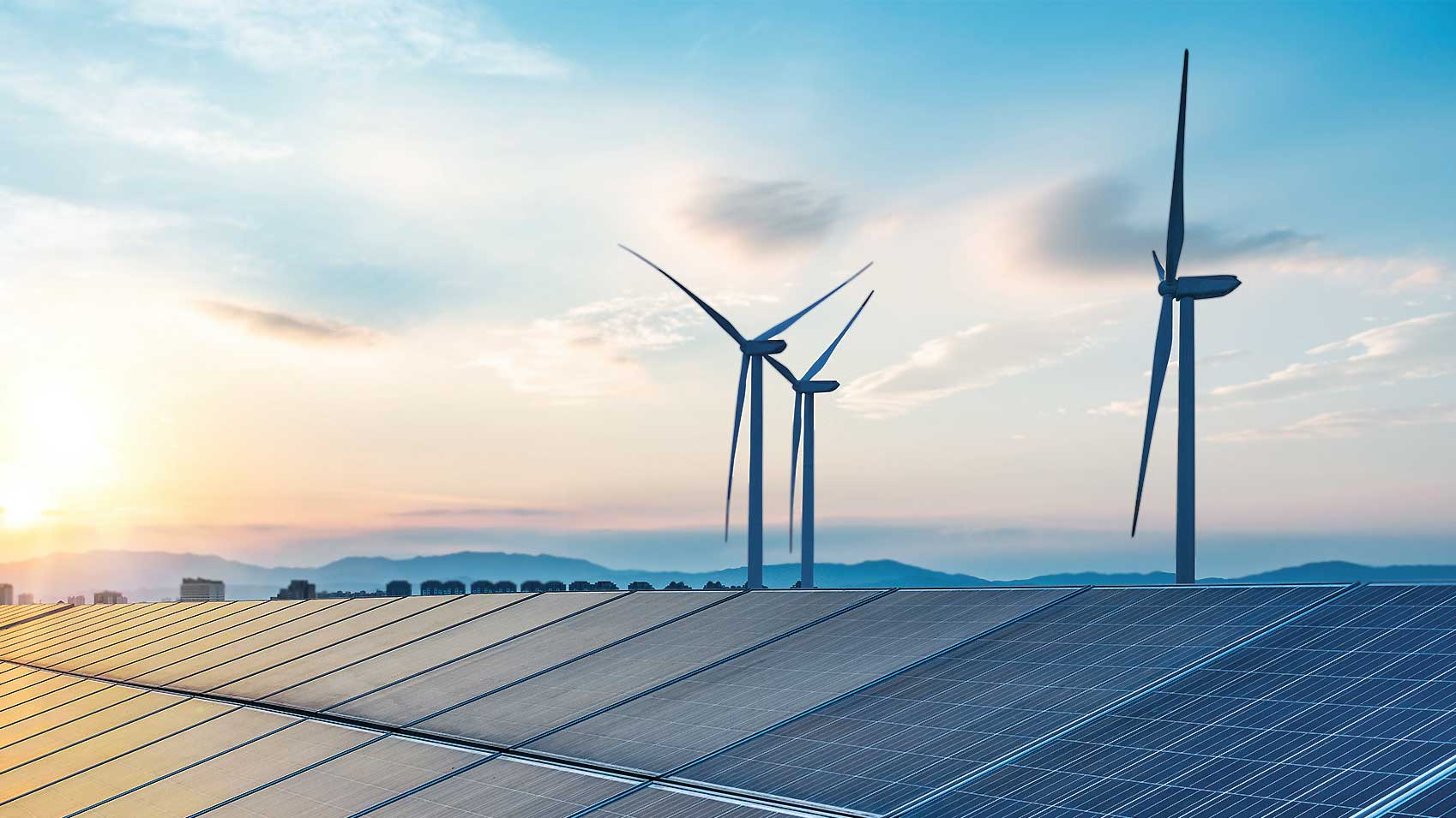 Windkraftanlagen, Solarpaneele und Hochspannungsleitungen unter strahlender Sonne, symbolisieren erneuerbare Energien und Stromnetz-Infrastruktur.